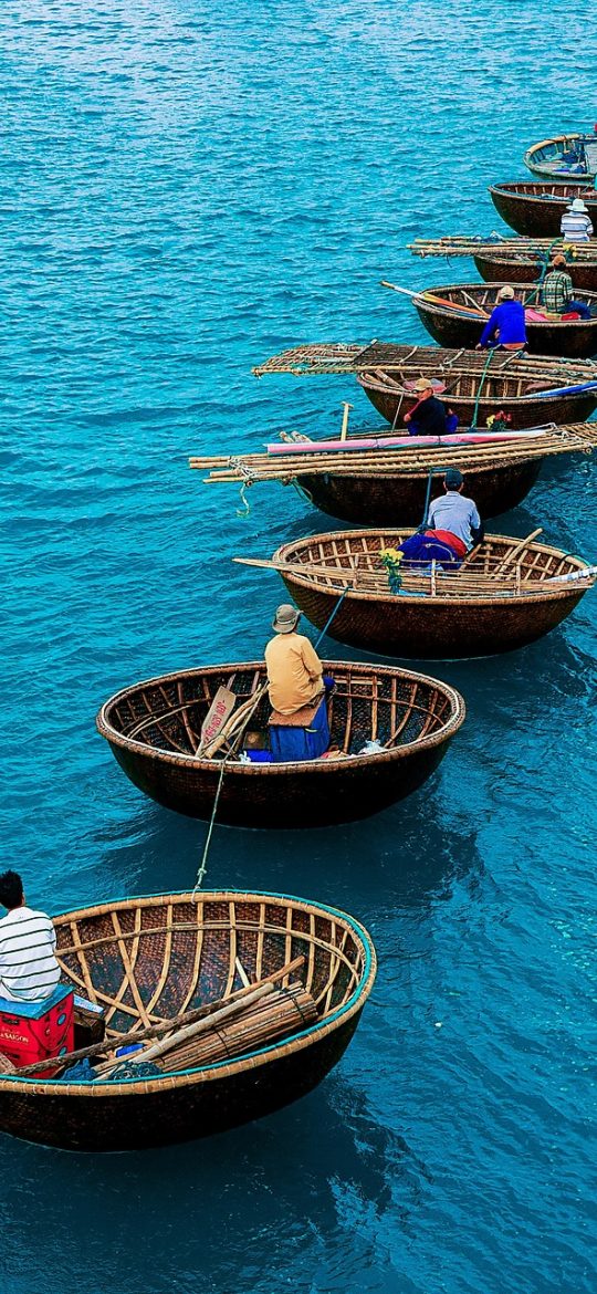 去水印 App 编辑界面截图，画面中央是待处理的视频画面，水印区域被虚线框选中并高亮显示，底部是四种擦除模式的选择栏