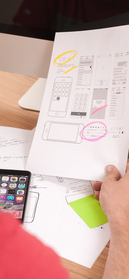 去水印 App 首页界面截图，顶部是应用名称与设置入口，中部是醒目的导入按钮，下方排列着最近处理的三个文件缩略图，整体浅紫色调